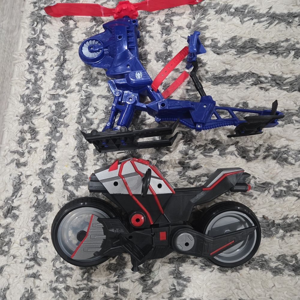 Marvel Red and Blue Action Figure Playset